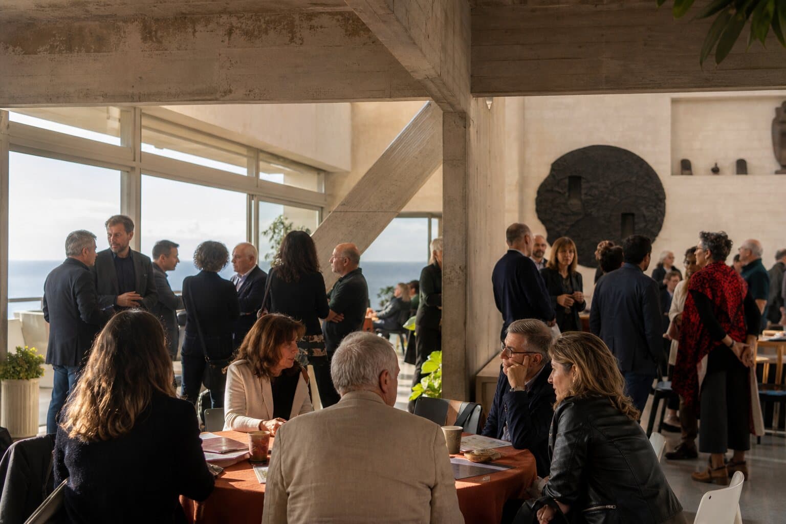 Participants réunis dans un lieu culturel contemporain à Marseille.